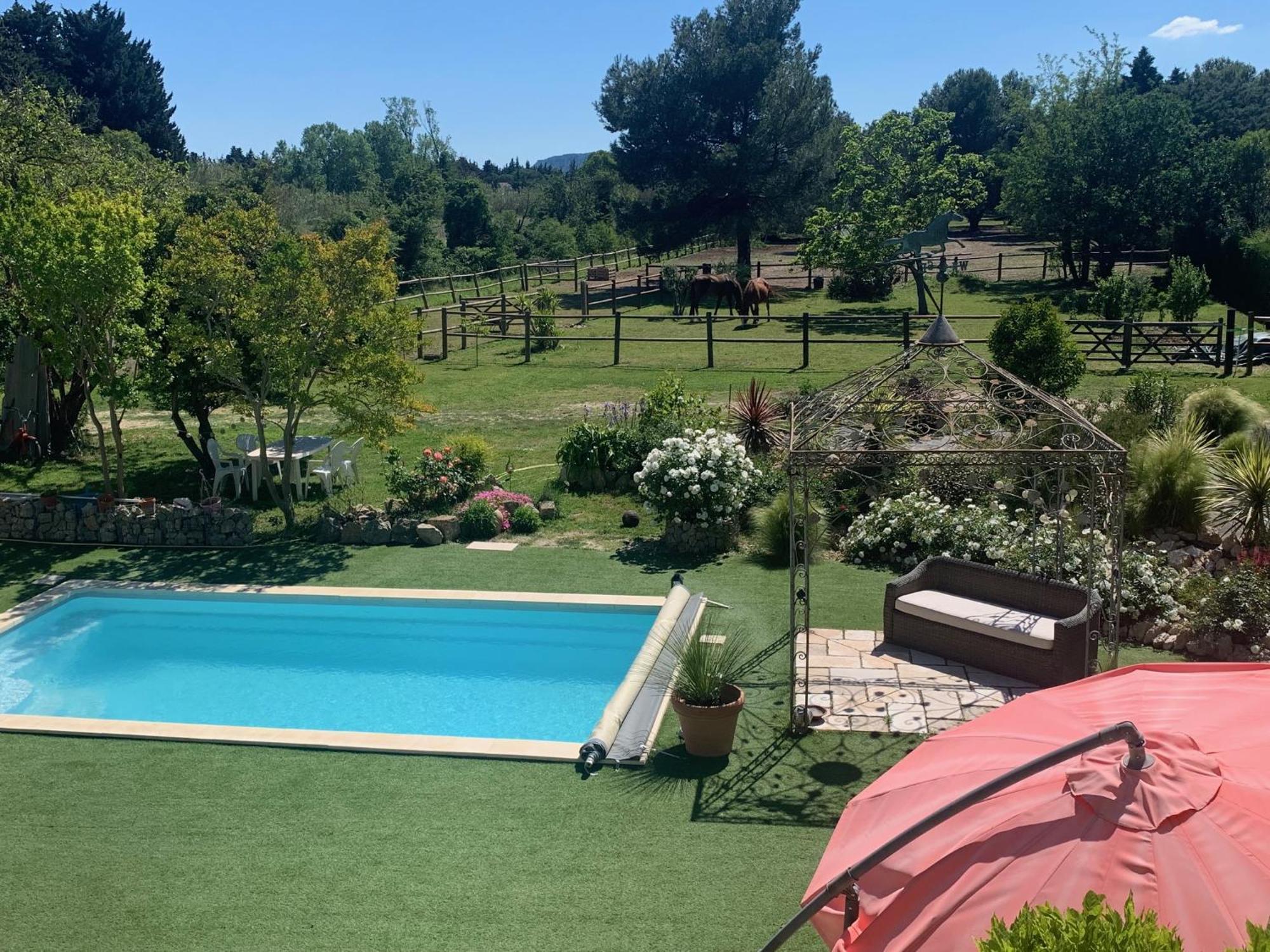 Brossard Bed & Breakfast Cavaillon Bagian luar foto